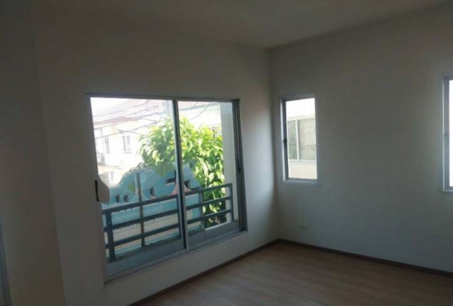    ขาย บ้านเดี่ยว/ทาวน์เฮ้าส์/คอนโด โครงการ ขาย ทาวน์เฮ้าส์ อำเภอเมืองนนทบุรี นนทบุรี   ตำบลบางรักน้อย อำเภอเมืองนนทบุรี นนทบุรี    ราคาโปรโมชั่น  2,503,000    บาท      ลดจาก   4,235,000    บาท ราคาโปรโมชั่นตั้งแต่วันที่  13 มีนาคม - 31 พฤษภาคม 2569  รายละเอียดทรัพย์ -  เนื้อที่ 0-0-27.4  ตารางวา  -  1 ที่จอดรถ  -  บ้านหันไปทางทิศ  ตะวันออกเฉียงเหนือ  พิกัดทรัพย์ : https://maps.app.goo.gl/SSwKXYNDpu2GfxSdA  สถานที่ใกล้เคียง   -  MRT ไทรม้