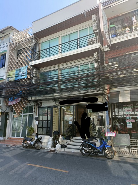 ขายอาคารพาณิชย์ 3 ชั้น สร้างใหม่ 270 ตรม. สีลมซอย 3 หลังธนาคารกรุงเทพ ทำเลทองของกรุงเทพ ใกล้สถานีรถไฟฟ้าช่องนนทรี สีลม  *** ราคาขาย 45 ล้านบาท ค่าโอนคนละครึ่ง--- ขายพร้อมผู้เช่า ---ติดต่อ::  ชยา โทร/ID Line:: 0942823961   Link Line:: https://line.me/ti/p/3xFA1An8Kcรหัส# T26-223  อาคารพาณิชย์ 3 ชั้น สร้างใหม่ สีลมซอย 3 ทำเลทองของกรุงเทพ เนื้อที่ดิน 22 ตร.วา พื้นที่ใช้สอย 270 ตรม. 4 ห้องน้ำ อยู่สีลมซอย 3 หลังธนาคารกรุงเทพ เข้าออกไ