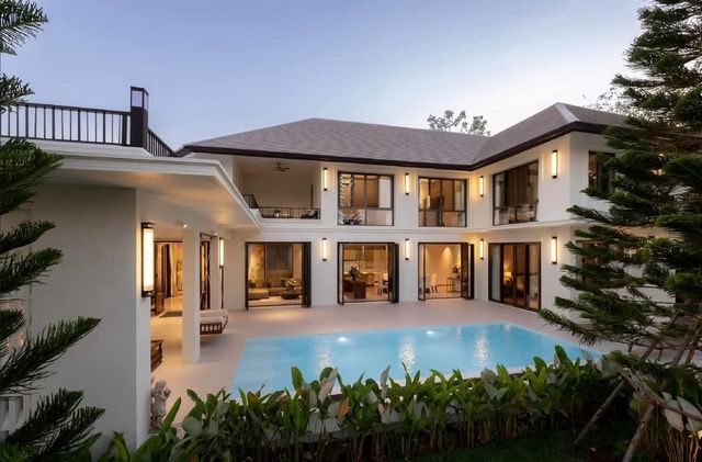 โซนหนองผึ้ง #สารภี #บ้านพูลวิลล่าหรู 29,980,000 บาท 197.7 ตรว. 5 นอน 7 น้ำ บ้านสร้างใหม่ สวย น่าอยู่ เรียบหรู ใช้วัสดุอย่างดี บรรยากาศเงียบสงบ ร่มรื่น ใกล้เมือง เดินทางสะดวกสบาย #ใกล้โรงเรียนนานาชาติหลายแห่งที่ดิน 197.7 ตรว.พื้นที่ใช้สอย 740 ตรม.5 ห้องนอน 7 ห้องน้ำห้องรับแขกห้องครัวโซนรับประทานอาหารดาดฟ้าสระว่าน้ำ 3.5 x 9 เมตร ผนังและกระจก 2 ชั้น นำเข้า พร้อมตกแต่งอยู่ตรงข้ามบ้านห�