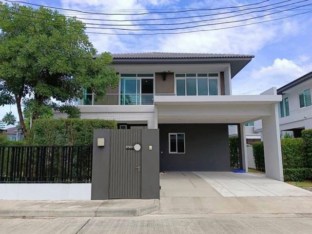 ลดราคาขายด่วน 7.99 ล.เท่านั้น โครงการหรู #Land&House 81 ตรว. #มัณฑนา #สันทราย บ้านเดี่ยวหลังใหญ่ 2 ชั้น #ขายต่ำกว่าราคาประเมิน #เฟอร์นิเจอร์ครบ #แปลงหัวมุม บนถนนเส้น ดอยสะเก็ด- เชียงใหม่ #หิ้วกระเป๋าพร้อมเข้าอยู่ได้เลยขนาดพื้นที่ 81 ตรว.พื้นที่ใช้สอยภายในบ้าน 190 ตรม. 4 ห้องนอน 4 ห้องน้ำ1 ห้องรับแขก 2 ที่จอดรถ​*มีห้องนอนชั้นล่าง แถมฟรี แอร์ 5 เครื่อง รวมห้องรับแขกแถมฟรี เครื่องทำ