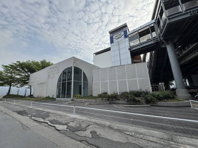 ให้เช่าที่ดิน พร้อมอาคาร ติดถนนใหญ่ ใกล้ MRT บางพลัด เพียงไม่กี่ก้าว ทำเลค้าขาย ออฟฟิศ โคตรหายากโอกาสสำหรับเจ้าของธุรกิจที่มองหาทำเล เห็นชัด เข้าถึงง่าย คนผ่านเยอะที่ดินพร้อมอาคาร ติดถนนใหญ่ ซอยจรัญสนิทวงศ์ 74/1 ใกล้รถไฟฟ้า MRT บางพลัด แบบเดินถึงรายละเอียดทรัพย์- เนื้อที่ 175 ตร.ว- พื้นที่ใช้สอยอาคาร 150 ตร.ม- หน้ากว้าง 13 เมตร ลึก 48 เมตร- จอดรถได้ประมาณ 10 คัน (รองรับลูกค