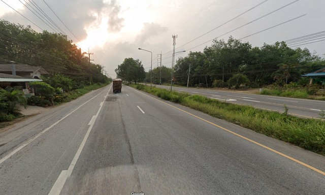 ขายที่ดิน 3 ไร่ 2 งาน ถมแล้วบางส่วน ที่ดินมีรูปร่างสี่เหลี่ยม ติดถนนสาธารณะ  2 ด้าน ด้านหน้าติดถนนประมาณ 90 เมตร ถนนสาธารณะเทด้วยคอนกรีตอย่างดี และด้านข้างติดถนนประมาณ 70 เมตรสภาพที่ดินเดิมปลูกทุเรียน (ยังคงมีต้นทุเรียนอยู่บ้าง) ที่ดินตั้งอยู่ในซอยสาธารณะ  ที่แยกเข้ามาจาก ถ.สุขุมวิท ช่วงที่ใกล้กับสถานีตำรวจทางหลวง ระยะห่างจาก  แปลงที่ดินถึงถนนสุขุมวิท เพีย