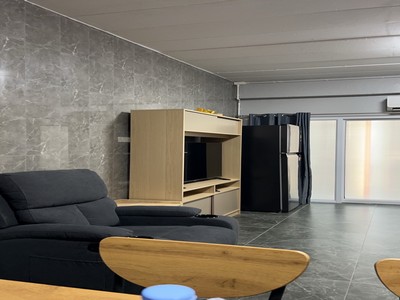 ห้องชุดขนาดใหญ่ เพิ่งรีโนเวท ติดตั้งแผงพลังงานแสงอาทิตย์ เปิดแอร์ทั้งวันค่าไฟหลักร้อย !!!ขายคอนโดโครงการ ธำรงค์เพลส ตึก B ถ. ศุขประยูร ดอนหังฬ่อ เมืองชลบุรี ชลบุรี (Thomrong Place  Sukprayoon Road, Don Hua Lo, Mueang Chonburi District, Chonburi Province ).TPI-3009.ที่ตั้ง : ถนน ศุกประยูร ต.ดอนหัวฬ่อ อ. เมืองชลบุรี ชลบุรีhttps://maps.app.goo.gl/xKcCCo56xA2TJfND6?g_st=il.รายละเอียด- ขนาด 56 ตารางเมตร ชั้น 3- 1 ห้องนอน 1 ห้องน้ำ- เตียงนอน ที่นอน โต๊ะเครื่องแป้ง เคร�