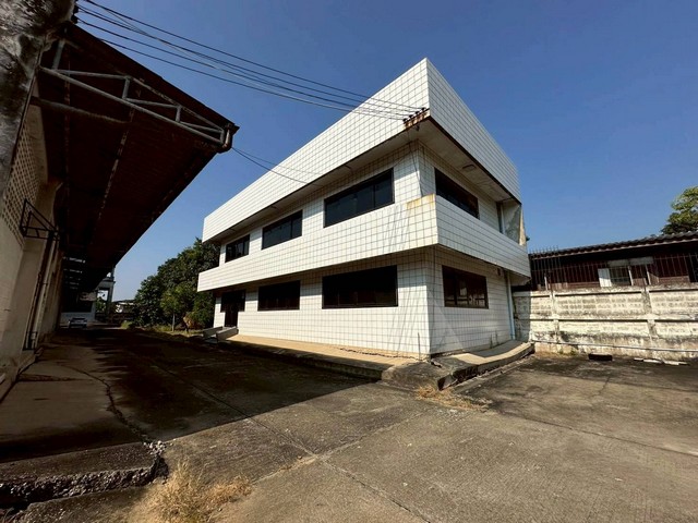 AOM 2726ขายที่ดินพร้อมสิ่งปลูกสร้าง ,อาคารโรงงาน ,อาคารสำนักงาน 2 หลัง ในซอยเพชรเกษม 41 ถนนเพชรเกษม ตำบลบางแค เขตภาษีเจริญ กทม.ขาย 55,000,000 บาทขนาดที่ดิน 1-3-95 ไร่ (เกือบ 2 ไร่) พร้อมสิ่งปลูกสร้าง อาคารโรงงาน 1 หลัง ขนาด 15*40 อาคารสำนักงาน 2 หลัง มีอาคาร 2 ชั้นใช้เป็นออฟฟิศ และ อาคาร 4 ชั้น เป็นบ้านพักอาศัยพร้อมออฟฟิศในตัวขนาดที่ดินหน้ากว้าง 32 ม. ลึก 67 ม.โดยประมาณหันทิศใต้ผังเมือง สี