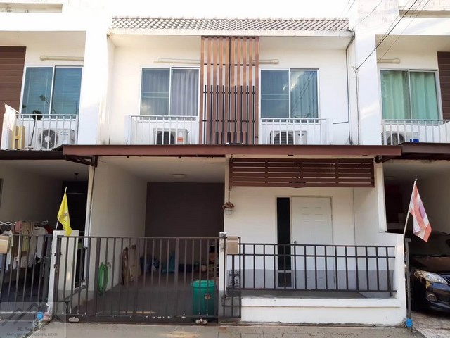 ให้เช่าทาวน์โฮม 3 ชั้น 3 ห้องนอน อารียา The Colors 2 ลาดปลาเค้า ใกล้ ม.เกษตร *** ราคาเช่า 20,000 บาท/เดือน  ติดต่อ::  ชยา โทร/ID Line:: 0942823961   Link Line:: https://line.me/ti/p/3xFA1An8Kcรหัส# T26-538ทาวน์โฮม 3 ชั้น อารียา The Colors 2 ลาดปลาเค้า ใกล้ ม.เกษตร • ขนาด 18 ตร.วา• พื้นที่ใช้สอย 125 ตร.ม.• 3 ห้องนอน • 2 ห้องน้ำ• บรรยากาศเงียบสงบ เหมาะสำหรับอยู่อาศัย• ทำเลลาดปลาเค้า เดินทางง่าย ใกล้แหล่งของกินและสิ่งอำนวย   บ้านสวย พร้อมอยู่ ทำเลด�