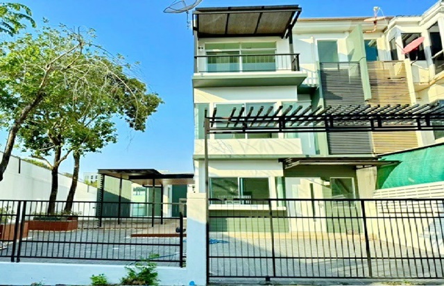 ท่าข้าม พระราม2 บางขุนเทียน ใหญ่มากๆ 76 ตร.วา. ทาวน์เฮาส์ 3 ชั้น หลังมุม 4 นอน 3 น้ำ ใกล้เซ็นทรัล พระราม 2 900 ม.  บิ๊กซี พระราม 2 600ม. พื้นที่กว้าง 76 ตร.วา. 215 ตร.ม.รีโนเวทใหม่ทั้งหลัง พร้อมพื้นที่ใช้สอยครบครัน 31,999 B-M. ขาย 6.69 ลบ. เหมาะอยู่อาศัย หรือทำโฮมออฟฟิศ ทำเลใกล้รพ.นครธน 800 ม.ทางด่วนดาวคะนอง และกาญจนาภิเษก ถ.พระราม2 ท่าข้าม Thakham-Rama2 Bangkhuntien 3-story corner townhouse Very large, 76 sq.wa. 4 bed BigC Rama2 600m. 3 bath near Central Rama 2 900 m. spacious 76 sq.wa. 215 s