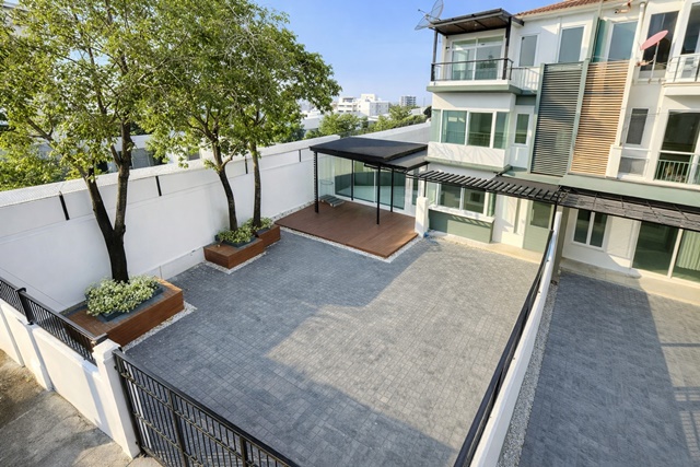 ใหญ่มากๆ 76 ตร.วา.ทาวน์เฮาส์ 3ชั้น หลังมุม 4นอน ท่าข้าม พระราม2 บางขุนเทียน 3น้ำ ใกล้เซ็นทรัล พระราม 2 900 ม.  บิ๊กซี พระราม 2 600ม. พื้นที่กว้าง 76ตร.วา. 215ตร.ม.รีโนเวทใหม่ทั้งหลัง พร้อมพื้นที่ใช้สอยครบครัน 31,998B-M. ขาย 6.69 ลบ. เหมาะอยู่อาศัย หรือทำโฮมออฟฟิศ ทำเลใกล้รพ.นครธน 800 ม.ทางด่วนดาวคะนอง และกาญจนาภิเษก ถ.พระราม2 ท่าข้าม BigC Rama2 600m. 3-story corner townhouse Very large, 76sq.wa. 4bed  Thakham-Rama2 Bangkhuntien 3 bath near Central Rama 2 900 m. spacious 76 sq.wa. 215 sq.m. new