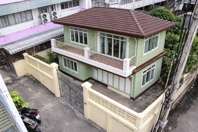 MRT อิสระภาพ 11-17 บ้านเช่า 2 หลัง 7นอน 4 น้ำ 60ตรว. 240ตร.ม. ใกล้ BIG C อิสรภาพ 199ม. และ BTS วงเวียนใหญ่ 1.1 กม. 9999-19,999 B-MMRT Isaraphap 11-17 House for Rent 2 Units 7Beds 4Baths 60Sq.wa 240Sq.m. Near BIG C Isaraphap 199m. and BTS Wongwian Yai 1.1 km.  9999-19,999 B-Mถนนอิสรภาพ 11-17 แขวงหิรัญรูจี เขตธนบุรี กรุงเทพมหานคร 10600ขนาด 60 ตรว. 240 ตร.ม.Size 60 Sq.wa 240 Sq.m.บ้านไม้และบ้านปูนในพื้นที่เดียวกันบ้านไม้ ชั้นบนมี 5 ห้องนอนเล็ก 2 ห้องน้ำชั้นล่างมี 2 ห้องนอน รวมทั้งหมด 7 ห้องนอนบ้านปูนมีพื้นที่จอดรถได้ 