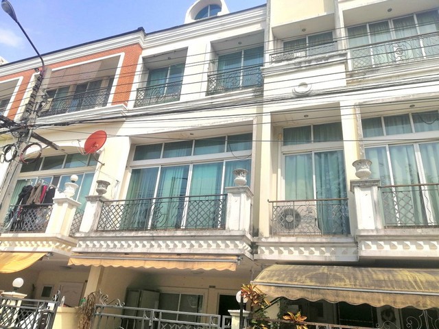 ให้เช่า ทาวน์โฮม นีโอคลาสสิค 3.5ชั้น เล่นระดับถนน ติดสถานี รามอินทรา65 ฺBTS สถานีสายสีชมพูให้เช่าทาวน์โฮม นีโอคลาสสิคโฮม 3.5ชั้น •เล่นระดับ•หน้ากว้าง6เมตร • 27 ตรว. •3ห้องนอน  4ห้องน้ำ • 1ห้องครัวขนาดใหญ่ • แอร์จำนวน2เครื่อง •ไม่มีเฟอร์นิเจอร์ (ชั้นลอยไว้นั่งเล่น หรือทำเป็นออฟฟิศได้) โครงการอยู่ติดถนนใหญ่  มีรถไฟฟ้าวิ่งผ่านหน้าโครงการ •สามารถเป็นได้ที่พักอาศัย ทำอ�