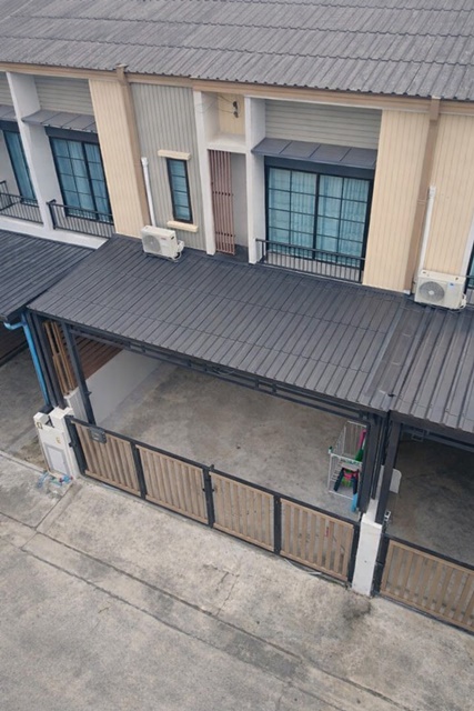 ทาวน์โฮม 2 ชั้นดีไซน์เรียบง่าย ฟังก์ชันลงตัว  กิ่งแก้ว 31-39 ราชาเทวะ บางพลี3 นอน 2 น้ำ ใกล้ตลาดกิ่งแก้ว 2 กม. 18 ตร.ว. 150 ตร.ม. 14,999 B-M. ฟังก์ชันครบ เหมาะอยู่อาศัย ทำเลกิ่งแก้ว สุวรรณภูมิ เดินทางสะดวก ใกล้รพ.สิรินธร 2 กม.สถานศึกษา สนามบิน  แอร์พอร์ตลิ้งค์ สุวรรณภูมิ และแหล่งไลฟ์สไตล์ครบครันKingkaew 31-39 Rachathewa BangPhli Two story townhome 3bed 2bath 2km. from King Kaew Market 18 sq.wa. 150 sq.m. 14,999B-M Complete functions ideal for living Convenient location in King Kaew Suvarnabhumi area Close to Sirindhorn Hospital 2 km