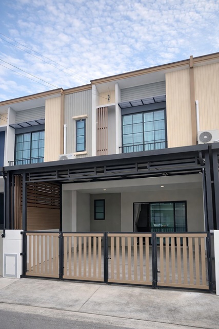 กิ่งแก้ว 31-39 ราชาเทวะ บางพลี ใกล้ตลาดกิ่งแก้ว 2 กม. 18 ตร.ว.ทาวน์โฮม 2 ชั้นดีไซน์เรียบง่าย ฟังก์ชันลงตัว  3 นอน 2 น้ำ  150 ตร.ม. 14,998 B-M. ฟังก์ชันครบ เหมาะอยู่อาศัย ทำเลกิ่งแก้ว สุวรรณภูมิ เดินทางสะดวก ใกล้รพ.สิรินธร 2 กม.สถานศึกษา สนามบิน  แอร์พอร์ตลิ้งค์ สุวรรณภูมิ และแหล่งไลฟ์สไตล์ครบครัน2km. from King Kaew Market 18 sq.wa. Kingkaew 31-39 Rachathewa BangPhli Two story townhome 3bed 2bath  150 sq.m. 14,998B-M Complete functions ideal for living Convenient location in King Kaew Suvarnabhumi area Close to Sirindhorn Hospital 2 