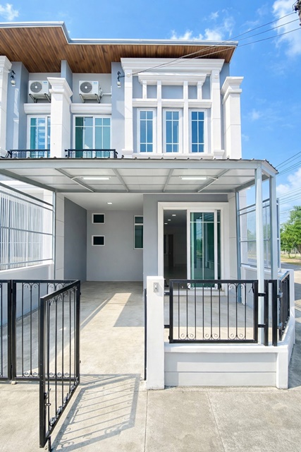 ทำเลสุขุมวิท 113 บ้านมุม 17 ตร.ว.132 ตร.ม.สุขุมวิท-ลาซาล ทาวน์โฮม 3 นอน 2 น้ำ ใกล้BTS สำโรง 1.1 กม.23,998 B-M. ฟังก์ชันครบ เหมาะอยู่อาศัย หรือโฮมออฟฟิศ เดินทางสะดวก ใกล้แหล่งไลฟ์สไตล์ อิมพีเรียลเวิลด์ สำโรง 1.2 กม. รร.นานาชาติ และสิ่งอำนวยความสะดวกครบครัน ในโซนสำโรง เชื่อมต่อถนนหลักหลายสาย โกลเด้น Sukhumvit-Lasalle 3-bed2-bath townhome near BTS Samrong 1.1 km. Located on Sukhumvit 113 corner unit 17 sq.wa. 132 sq.m. 23,998 B-M.  Fully functional suitable for residence or home office Convenient transportation close to lifestyle ame