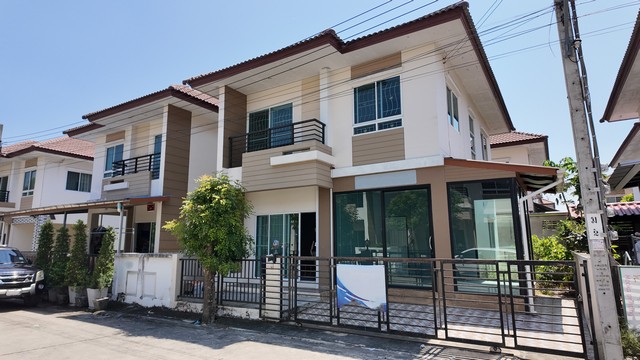    ขายบ้านแฝด 2 ชั้น โครงการ เต็มสิริ วิลเลจ    แขวงกระทุ่มราย เขตหนองจอก กรุงเทพ   ราคา  3,090,000   บาท  (ราคาต่อรองได้)  รายละเอียดทรัพย์ -  เนื้อที่ 35.4 ตร.ว.  พื้นที่ใช้สอย 135 ตร.ม. -  3 ห้องนอน 2 ห้องน้ำ   -  ที่จอดรถ 2 คัน  พิกัดทรัพย์ : https://maps.app.goo.gl/YDgrhACBJrkYSi7EA  สถานที่ใกล้เคียง   -  โลตัส หนองจอก -  โรงพยาบาลเวชการุณย์รัศมิ์ -  แม็คโคร หนองจอก -  บิ๊กซี หนองจอก  รหัสทรัพย์ (Code ID)  : PZ-26-042   สอบถามเพิ่มเติม / นัดช�