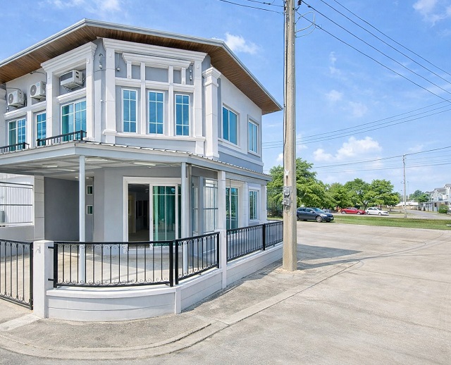 ใกล้BTS สำโรง 1.1 กม.สุขุมวิท-ลาซาล ทาวน์โฮม 3 นอน 2 น้ำ  23,999 B-M. ฟังก์ชันครบ ทำเลสุขุมวิท 113 บ้านมุม 17 ตร.ว.132 ตร.ม.เหมาะอยู่อาศัย หรือโฮมออฟฟิศ เดินทางสะดวก ใกล้แหล่งไลฟ์สไตล์ อิมพีเรียลเวิลด์ สำโรง 1.2 กม. รร.นานาชาติ และสิ่งอำนวยความสะดวกครบครัน ในโซนสำโรง เชื่อมต่อถนนหลักหลายสาย โกลเด้น near BTS Samrong 1.1 km. Located on Sukhumvit 113 corner unit 17 sq.wa. 132 sq.m. 23,999 B-M.  Sukhumvit-Lasalle 3-bed2-bath townhome  Fully functional suitable for residence or home office Convenient transportation close to lifestyle a