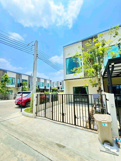 วัดคลองปลัดเปรียง 1.1กม.สนามกอล์ฟเมืองแก้ว1.7กม ให้เช่า 2นอน 2น้ำ เมกาบางนา 2 กม.ทาวน์เฮ้าส์ 2ชั้น ใกล้ตลาดบางแก้ว 1 กม.18ตร.วา. 145ตร.ม. 20,999B-M.พร้อมเฟอร์ฯครบ ส่วนกลางจัดเต็ม เหมาะอยู่อาศัย ทำเลบางนา ใกล้รร.นานาชาติคอนคอร์เดียน 1.5 กม.แหล่งช้อปปิ้ง ทางด่วน  และรถไฟฟ้า เดินทางสะดวกสบาย มีรถตู้รับส่งไป เมกาบางนา เซ็นทรัล บางนา และ BTS บางนา MuangKaew Golf Course 1.7km Wat KhlongPladPriang 1.1km. Two story townhouse for rent 2bed 2bath Mega Bangna 2