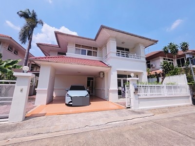 sss533 ขาย บ้านเดี่ยว 2 ชั้น มายโฮม ประชาชื่น My Home Prachachuenที่ตั้ง: ถนนเลียบคลองประปา (สรงประภา 15) แขวงสีกัน เขตดอนเมืองขนาดที่ดิน 60.6 ตารางวาพื้นที่ใข้สอย 235 ตารางเมตร4ห้องนอน 4ห้องน้ำ การเดินทาง: ใกล้จุดขึ้นลงทางด่วนศรีสมาน, ถนนสรงประภา, ถนนประชาชื่น, และถนนวิภาวดีรังสิตสถานที่ใกล้เคียง: อิมแพ็ค เมืองทองธานี, สวนสมเด็จพระศรีนครินทร์, สนามบินดอนเมือง, โลตัส แจ้งวัฒนะ จุดเ�