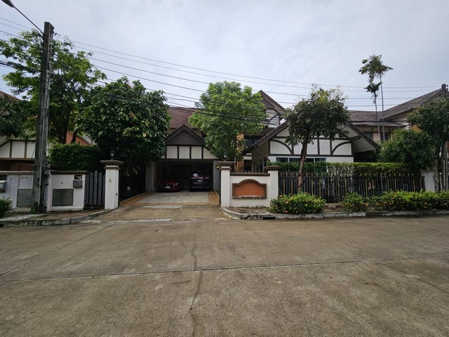 ขายบ้านเดี่ยว 2 ชั้น 141.2 ตรว. 5 ห้องนอน โครงการ ลัดดารมย์ เอกมัย-รามอินทรา ใกล้ CDC เซ็นทรัลอีสวิลล์ ทำเลดี ใกล้คลับเฮ้าส์โครงการ, 2 นาทีถึงทางด่วน  *** ราคาขาย 31 ล้านบาท ติดต่อ:: ชยา โทร/ID Line:: 0942823961   Link Line:: https://line.me/ti/p/3xFA1An8Kcรหัส# T26-541บ้านเดี่ยว 2 ชั้น โครงการ ลัดดารมย์ เอกมัย-รามอินทรา • เนื้อที่ 141.2 ตารางวา• 6 ห้องนอน (รวมห้องแม่บ้าน)• 6 ห้องน้ำ (รวมห้องน้ำช่าง/แม่บ้าน 1 ห้อง)• 1 ห้องรับแขก • 1 ห้อ