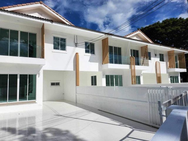 ให้เช่าเริ่มที่ 10,000 บาท/เดือน ขายเริ่มต้นที่ 2.25 ล้าน #โซนสันทราย ทาวน์โฮม 2 ชั้น #สไตล์มินิมอล #สแกนดิเนเวีย มีเพียง 4 หลัง #ใกล้ไปรษณีย์สันทราย #ใกล้ถนนวงแหวนรอบ2 ของแถมเยอะจัดเต็มแบบสุดๆเนื้อที่ 24.8-34.1 ตรว.พื้นที่ใช้สอย 109.2 ตรม.3 ห้องนอน 2 ห้องน้ำหน้ากว้าง 6 เมตรจอดรถได้ 1-5 คันราคาขายแปลง 1 เนื้อที่ 34.1 ตรว. ขาย 2,430,000 บาทแปลง 2 เนื้อที่ 29.6 ตรว. ขาย 2,340,000 บาทแปลง 3 เนื้อที่ 24.8 ตรว. ขาย 2,250,00