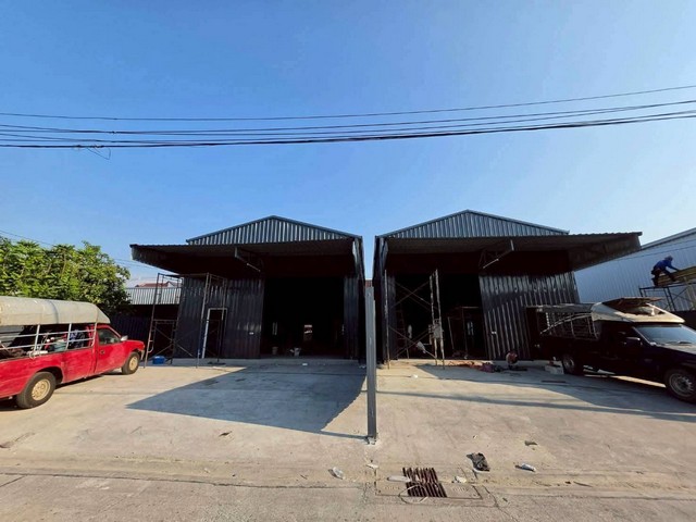 ให้เช่าโกดังใหม่เอี่ยม พร้อมใช้งาน เขตลาดพร้าว กรุงเทพมหานครรหัส TTR 2845✅️ให้เช่าอาคารใหม่พื้นที่ขนาดความกว้าง 11.7×28เมตร✅️พื้นที่ในตัวอาคาร 7.7×19เมตร✅️ด้านหน้าอาคาร 11.7 เมตร✅️จอดรถด้านหน้าอาคารได้ 2-3 คัน ด้านข้าง 3-4 คัน✅️ด้านข้างอาคาร 3 เมตร ยาว 23 เมตร✅️ตัวอาคารสูง 5 เมตร✅️ประตูสไลด์ไฟฟ้ามีรีโมท+เซนเซอร์ ความกว้าง 3.5 เมตร สูง 3.5 เมตร✅️มีห้องน้ำ 2 ห้อง✅️ออฟฟิศ 1 ห้อง พร้�