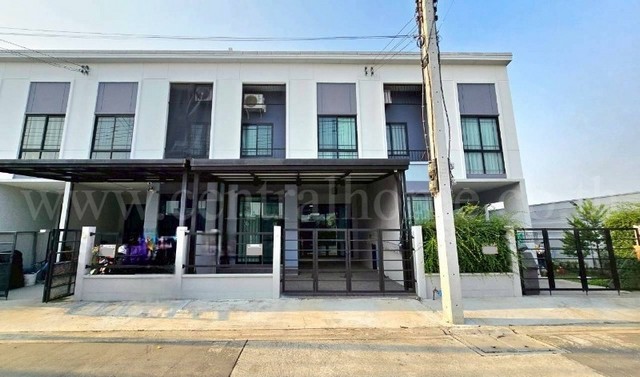 รหัสทรัพย์&nbsp;&nbsp;6837ทาวน์โฮม พลีโน่ รังสิต - ปทุมธานี &nbsp;(ข้าง ร.พ. เซนต์คาร์ลอส) &nbsp;พร้อมอยู่ ถูกสุดในโครงการที่ตั้ง :&nbsp;ถนนรังสิต - ปทุมธานี&nbsp;ตำบลบ้านกลาง อำเภอเมืองปทุมธานี&nbsp;จังหวัดปทุมธานี 12000&nbsp;รายละเอียดทรัพย์- ทาวน์โฮม 2&nbsp;ชั้น, ขนาดพื้นที่ 16.4&nbsp;ตารางวา,&nbsp;พื้นที่ใช้สอย&nbsp;120&nbsp;ตารางเมตร- 3&nbsp;ห้องนอน, 2&nbsp;ห้องน้ำ, 1 ห้องอเนกค์ประสงค์, 1 ที่จอดรถ- แอร์ 3&nbsp;เครื่อง, แถมเฟอร์นิเจ�