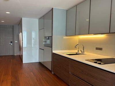 ชั้น24 Pet Friendly !! ให้เช่าคอนโดหรู ดิ เอสเทลล์ พร้อมพงษ์( The Estelle Phrom Phong ) โครงการระดับไฮเอนด์จาก Raimon Land 57.5 ตร.ม. ทำเลทองสุขุมวิท 26 ใกล้ BTS พร้อมพงษ์ 200 เมตร,The Emporium 150 เมตร !! ด่วนมาก.TPI-3014.ที่ตั้ง:131 ซ. สุขุมวิท 26 แขวงคลองตัน เขตคลองเตย กรุงเทพมหานคร 10110Google maps：https://maps.app.goo.gl/hrBBggvn6Equ9DMk6.รายละเอียด- ห้อง:ขนาดพื้นที่: 57.5 ตร.ม. (ชั้น 24)- ฝ้าเพดานสูง 3.15 เมตร - เพิ่มความโปร่งโล่งสบายบิ๊วอินหรูหรา - พร้อมเฟอร์นิเจอร์และ�