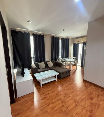 ให้เช่า 15,000/เดือนวันพลัส เจ็ดยอด2 (2 ห้องนอน)ห้องมุม 2 ห้องนอน ทำเลเจ็ดยอด ใกล้นิมมาน ใกล้ศูนย์ราชการ / นิมมาน / เมญ่า / เซ็นทรัลเฟส.รายละเอียดห้อง• ขนาด 45.67 ตร.ม. ชั้น 4• 2 ห้องนอน• 1 ห้องน้ำ• 1 เคาน์เตอร์ครัว• 1 ห้องนั่งเล่น• ระเบียงกว้าง ห้องมุม อยู่สบายค่าเช่าเพียง 15,000 บาท/เดือนสัญญา 1 ปีขึ้นไป.เฟอร์นิเจอร์ + เครื่องใช้ไฟฟ้าครบ• แอร์ 3 เครื่อง• ทีวี• ไมโครเวฟ• เครื่องซักผ้า