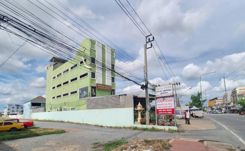 ##ขายที่ดินพร้อมสิ่งปลูกสร้าง 1-3-35 ไร่, ใกล้เซ็นทรัล เวสต์เกต ติดถนนวัดลาดปลาดุก อ.บางบัวทอง จ.นนทบุรีโซน : บางบัวทอง นนทบุรีที่ตั้ง :  88/15 ถ.วัดลาดปลาดุก ต.บางรักพัฒนา อ.บางบัวทอง จ.นนทบุรี  11110ลักษณะโดยทั่วไป- ขายที่ดินพร้อมกิจการห้องพัก มีรายได้ทุกเดือน ติดถนนหลักซอยวัดลาดปลาดุก- เนื้อที่  1-3-35  ไร่,  ใกล้เซ็นทรัล เวสต์เกต - หน้ากว้างติดถนน  8  เมตร  ลึก  194  เมตร- ขายพร้อมอพ