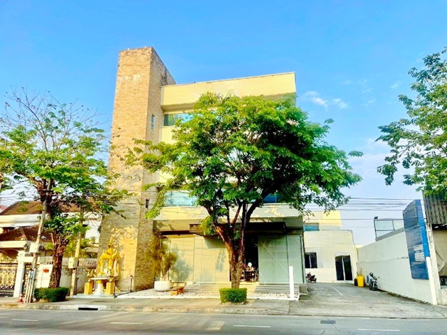 ใกล้ เซ็นทรัล อีสต์วิลล์ 700 ม.อาคารพาณิชย์ 4 ชั้นให้เช่าชั้น 3 BTS ลาดพร้าว 71 900 ม.  รองรับการใช้งาน 7 ห้องสำนักงาน 2 น้ำ  พื้นที่กว้าง 240 ตร.ม. 60 ตร.ว. 71,998B-M. ทำเลนาคนิวาส ลาดพร้าว เหมาะสำนักงาน พร้อมที่จอดรถ ทำเลดี เข้า-ออกสะดวก เชื่อมต่อถนนหลัก และรถไฟฟ้าnear Central EastVille 700 m.4 story commercial building for rent 3rd floor with 7 office rooms 900 m. from BTS Ladprao 71 2 bath  usable area 240 sq.m. land size 60 sq.wa. price 71,998B-M.  prime location in Nak Niwas Ladprao suitable for office use with parking easy access connecting to main roads and BTS Skytrainถ.ลาดพร้