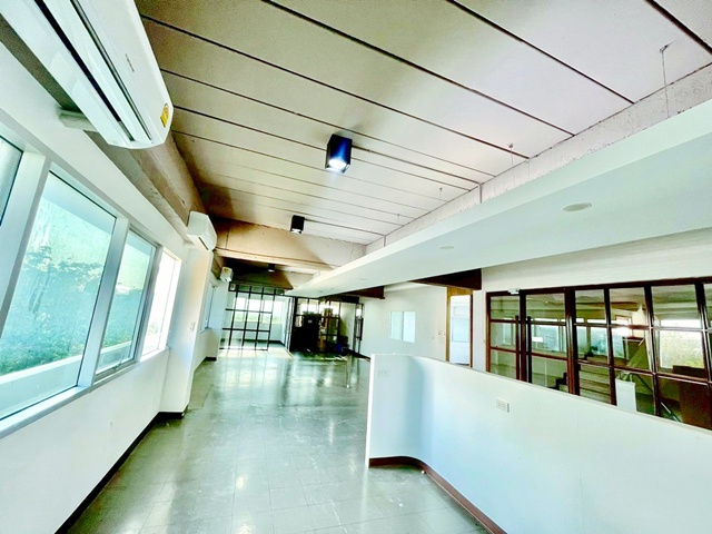 BTS ลาดพร้าว 71 900 ม. อาคารพาณิชย์ 4 ชั้นให้เช่าชั้น 3 รองรับการใช้งาน 7 ห้องสำนักงาน 2 น้ำ ใกล้ เซ็นทรัล อีสต์วิลล์ 700 ม. พื้นที่กว้าง 240 ตร.ม. 60 ตร.ว. 71,999 B-M. ทำเลนาคนิวาส ลาดพร้าว เหมาะสำนักงาน พร้อมที่จอดรถ ทำเลดี เข้า-ออกสะดวก เชื่อมต่อถนนหลัก และรถไฟฟ้า900 m. from BTS Ladprao 71 4 story commercial building for rent 3rd floor with 7 office rooms and 2 bath near Central EastVille 700 m. usable area 240 sq.m. land size 60 sq.wa. price 71,999 B-M.  prime location in Nak Niwas Ladprao suitable for office use with parking easy access connecting to main roads and BTS Skytrainถ.ลาดพ�