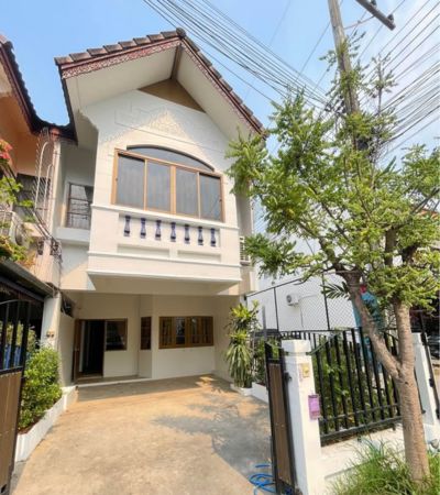 ให้เช่า 18,000/เดือน*ทาวน์โฮม 2 ชั้น ใกล้สี่แยกหนองหอย รีโนเวทใหม่ บ้านหลังมุม พื้นที่กว้างขวาง ในโครงการชัยพฤกษ์ __รายละเอียดบ้าน• 2 ห้องนอน• 2 ห้องน้ำ• ห้องรับแขก• ห้องครัว• บ้านหลังมุม พื้นที่กว้างขวาง• จอดรถได้ 1 คัน.เฟอร์นิเจอร์และเครื่องใช้ไฟฟ้าครบ• เตียงพร้อมที่นอน 2 ห้อง• ตู้เสื้อผ้า 2 ตู้• โต๊ะเครื่องแป้ง• แอร์ 3 ตัว• ชุดโซฟา พร้อมโต๊ะและตู้โชว์• โต๊ะทานอา�