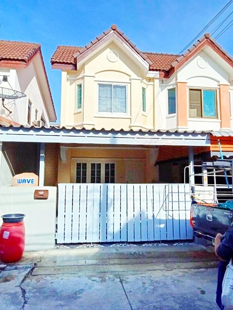 ใกล้สวนหลวง ร.9 700ม. ทาวน์เฮาส์ 2 ชั้น ฟังก์ชันครบ 2 นอน 2 น้ำ  20ตร.ว. 160ตร.ม. 9,499B-M. ทำเลศักยภาพ ติดถนนหลัก เข้า-ออกสะดวก เหมาะอยู่อาศัย หรือโฮมออฟฟิศ ใกล้แหล่งไลฟ์สไตล์  ซีคอนสแควร์ ศรีนครินทร์ 900 ม.รร.นานาชาติ และสิ่งอำนวยความสะดวกครบครัน ถ.พัฒนาการ เฉลิมพระเกียรติ ร.9near Suan Luang Rama IX Park 700 m. Two story townhouse fully functional with 2 bed 2 bath on 20 sq.wa. 160 sq.m.price 9,499 B-M located on a main road with convenient access suitable for living or home office close to Seacon Square Srinakarin 900 m. international schools and full facilities 