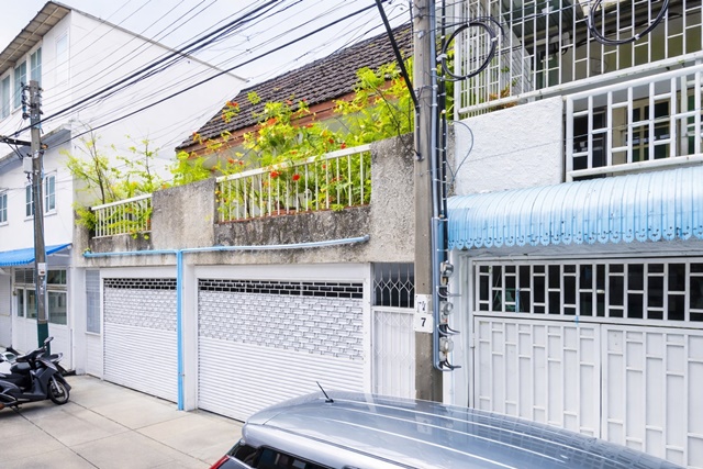 ใกล้ย่านธุรกิจสีลม บางรัก รพ.เซนต์หลุยส์ 1 กม.  ใกล้ BTSสุรศักดิ์ 700 ม. ทาวน์เฮาส์ 2 ชั้น 1-2คูหา 3-6 นอน 2 น้ำ 17 ตร.ว.136 ตร.ม.14,999-29,999B-M. ทำเลใจกลางสาทร เหมาะอยู่อาศัย โฮมออฟฟิศ หรือทำธุรกิจ และทางด่วน เดินทางสะดวก  เชื่อมต่อถนนหลักได้สะดวกnear St Louis Hospital 1 km and expressways near BTS Surasak 700m. Two story townhouse 1-2unit 3-6bed 2bath 17sq.wa. 136sq.m. Rent 14,999-29,999B-M. Prime location in Sathorn suitable for residence home office or business Close to Silom and Bang Rak business districts Convenient access to major roads and city transportation routesถ. เจริญราษฎร์ สาทรใต้ �