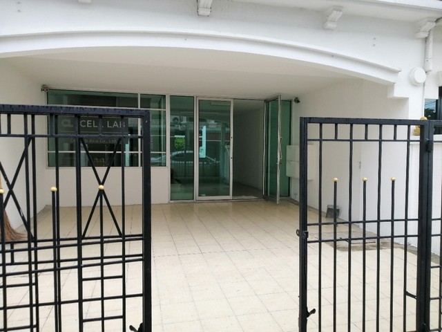 เช่าโฮมออฟฟิศ4ชั้น เลียบทางด่วนเอกมัย-รามอินทรา แยกประชาอุทิศ 34ตรว.•พื้นที่ใช้สอย234ตรม.•3ห้องโถงใหญ่ 4ห้องน้ำ (ห้องครัวบิ้วท์อินชั้น3)•พร้อมเฟอร์นิเจอร์ •แอร์จำนวน5เครื่อง เครื่องซักผ้า, ตู้เย็น  จอดรถในบ้าน2คัน นอกบ้านอีก1คัน( หน้าบ้านกว้าง6เมตร) อยู่ ถ.เลียบทางด่วนเอกมัย-รามอินทรา  จากแยกประชาอุทิศ เพียง800เมตร สามารถเข้าออกได้ทั้ง ถ.เลียบทางด่วน และ ซอยลาดพร�