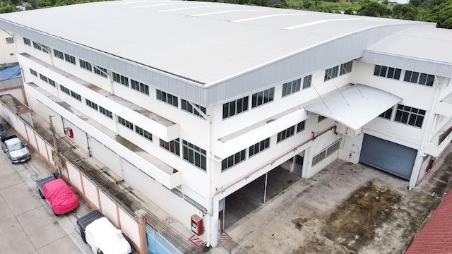 BST1091 ให้เช่าโรงงาน โกดัง พร้อมสำนักงาน 3 ชั้น พระประแดง สมุทรปราการ พื้นที่สีม่วง ขอใบอนุญาตโรงงานได้ติดต่อ Agent คุณบัว (Bua)Tel: 093-646-4597 LINE ID: Bua093ราคาเช่า 400000 บาทต่อเดือนรายละเอียดให้เช่าโรงงานพร้อมโกดังและสำนักงาน 3 ชั้น ในทำเลพระประแดง สมุทรปราการ ใกล้กรุงเทพ เดินทางสะดวก เหมาะสำหรับโรงงานผลิต คลังสินค้า ศูนย์กระจายสินค้า และธุรกิจโลจิสติกส์ทรัพย์ตั้งอยู่ในพื้นที่ส