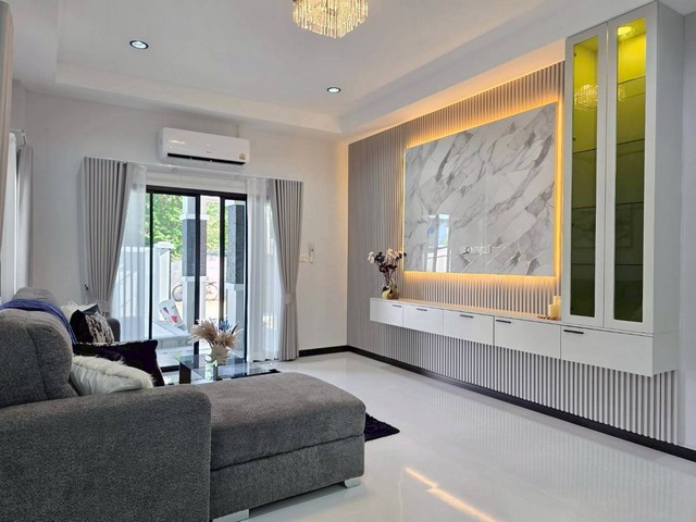 AOM 2731บ้านเดี่ยวสร้างใหม่ พร้อมสระว่ายน้ำส่วนตัว    ราคา 4.99 ล้านบาท พื้นที่ดิน 58.7 ตร.วา 3 ห้องนอน 2 ห้องน้ำ ห้องโถงขนาดใหญ่ โปร่ง โล่ง อยู่สบาย ห้องครัวแยกเป็นสัดส่วน สระว่ายน้ำส่วนตัว (ระบบคลอรีน) ขนาด 3×3 เมตร ที่จอดรถในบ้าน 1–2 คัน ประตูรั้วรีโมทอัตโนมัติ  พร้อมเข้าอยู่ได้ทันทีเฟอร์นิเจอร์และเครื่องใช้ไฟฟ้าครบ: เครื่องปรับอากาศ 4 เครื่อง ทีวี 55 นิ้ว ตู้เย็น เครื่องท�