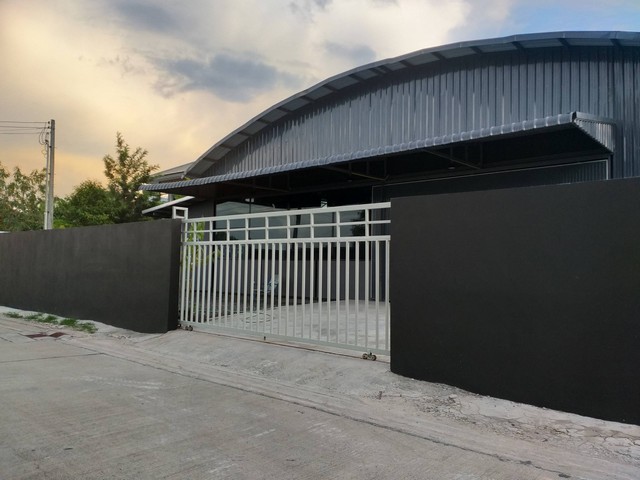 RK0930 ให้เช่าโกดังเดี่ยว รั้วรอบขอบชิด 440 ตรม. ห้องน้ำ2 ห้อง ที่ดิน 200 ตารางวา หทัยราษฎร์ 38โกดัง หทัยราษฎร์ 38ที่ตั้ง  แขวงสามวาตะวันตก. เขตคลองสามวา. กรุงเทพมหานคร 10510ที่ดิน 200 ตารางวา ขนาดโกดัง440 ตรม. พื้นปูนขัดมันเคลื่อบน้ำยาepoxy1ออฟฟิศ  2 ห้องน้ำราคาเช่า 65,000/ เดือน สัญญาเช่าขั้นต่ำ3ปีWarehouse, Hathairat 38Location: Sam Wa Tawan Tok Subdistrict, Khlong Sam Wa District, Bangkok 10510Land size: 200 square wa (approx. 800 sq m) Warehouse size: 440 sq mPolished concrete floor with epoxy coating1 office, 2 bathroomsRental price: 65,0