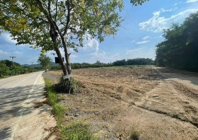 ????ด่วนขายที่ดินบ่อทองชลบุรีราคาถูก❗ปรับราคาลงอีกไร่ละ 200,000 บาท ❗✅เหลือราคาไร่ละ 1,050,000 บาท (จากราคาเดิม 1,250,000 บาท)#ขายที่ดินสวยบ่อทองชลบุรี​#(ทำเลดีติดถนนแปลงนี้บอกเลยว่าสวยมาก​)​????ต.เสม็ด​ อ.บ่อทอง ชลบุรี????ผังสีเหลือง☑️บนพื้นที่ 13 ไร่ 33 ตรว.❇️รายละเอียด❇️????หน้ากว้างติดถนน 125 เมตร X????ยาว 167 เมตร????สาธารณูปโภค ????ไฟฟ้า ปะปา​พร้อม????ลักษณะที่ดิน????เป็นที่ดินเปล่าถมแล้ว( พื้�