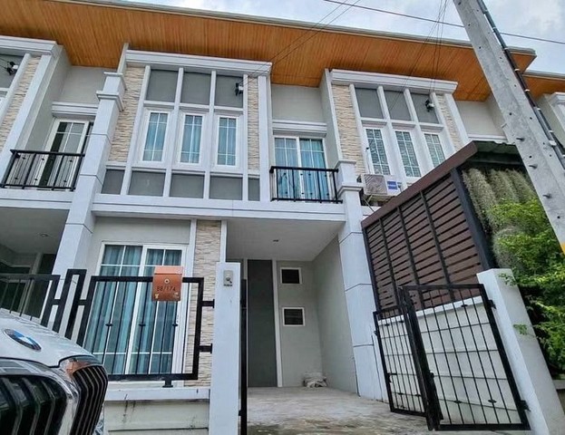 RT01940 ให้เช่าทาวน์โฮม 2 ชั้น 3 ห้องนอน  2 ห้องน้ำ Golden Town รามอินทรา-คู้บอน  รับสัตว์เลี้ยง โครงการ,Golden Town รามอินทรา-คู้บอนที่ตั้ง ซ.. คู้บอน 27 แยก 17 แขวงท่าแร้ง เขตบางเขน กรุงเทพมหานคร 10220ทาวน์โฮม 2 ชั้น 3 ห้องนอน  2 ห้องน้ำ มีสระ ฟิตเนส Clubhouse รปภ 24 ชมราคาเช่า 15,000 บาท/เดือน  มัดจำ 2 ล่วงหน้า 1Project: Golden Town Ramintra-Khu BonLocation: Soi Khu Bon 27, แยก 17, Tha Raeng Subdistrict, Bang Khen District, Bangkok 102202-story townhome, 3 bedrooms, 2 bathroomsFeatures: Swimming pool, fitness center, clubhouse24-hour securityRental price: 15,000 baht/month, 