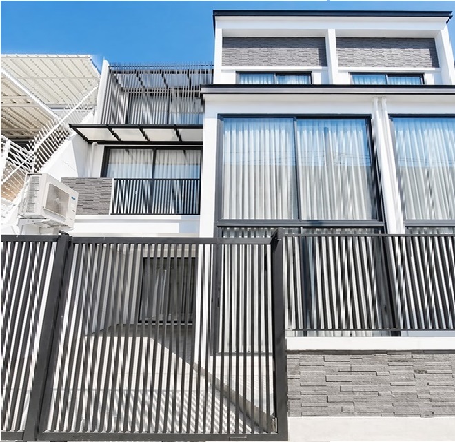 เอกมัย 18-24  ทองหล่อ โฮมออฟฟิศ 3 ชั้น 3 นอน 3 น้ำ ใกล้รร.นานาชาติ BAIS 900 ม. 21 ตร.ว. 200 ตร.ม. 84,998 ดีไซน์โมเดิร์นลอฟท์ โปร่งโล่ง เหมาะอยู่อาศัย หรือทำธุรกิจ ใจกลางเอกมัย ทำเลศักยภาพสูง เดินทางสะดวก ใกล้ทองหล่อ BTS เอกมัย 2 กม. และย่านไลฟ์สไตล์ระดับพรีเมียมEkkamai 18-24 Thonglor 3story home office 3bed 3bath near BAIS Inter Sch 900m. 21sq.wa. 200sq.m. 84,998THB/month modern loft design spacious and airy suitable for living or business in the heart of Ekkamai high potential location convenient transportation close to Thonglor and BTS Ekkamai 2 km. near premium lifestyle areasเอกมัย 18-24 ท