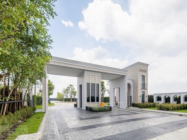 ให้เช่าทาวน์โฮมสวย 2 ชั้น STORIES บางนา-สุวรรณภูมิ หลังมุม ซอยกิ่งแก้ว 29 สไตล์ Modern Classic ติดกับ Midway Point ใกล้สนามบินสุวรรณภูมิราคาเช่า 23,000 บาท / เดือน ( Free internet และส่วนกลาง ประกัน 2 เดือน ล่วงหน้า 1 เดือน )ที่ตั้ง ถนนกิ่งแก้ว ซอยกิ่งแก้ว 29 ตำบลราชาเทวะ อำเภอบางพลี จังหวัดสมุทรปราการ 10540ติดต่อ : คุณภัสพงณ์ 0634098164Line : deedee23https://www.facebook.com/profile.php?id=61581484955548พื้นที่ใช้สอย 99 ตารางเมตร จำนวน 2 ชั้น 2 ห้องนอนใหญ่ 2 ห�