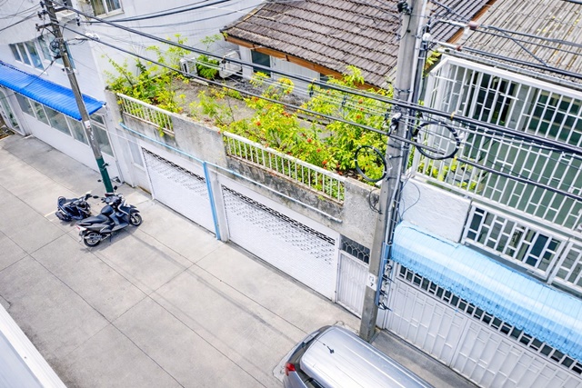 BTSสุรศักดิ์472ม.สาทรใต้ 2คูหาติดกัน ทาวน์เฮาส์ 2 ชั้น 2 คูหา  6นอน 3น้ำ 29,999B-M เพียงระยะเดินทางสั้น ๆ เจริญราษฎร์  ยานนาวา  BTS Surasak 472m. Sathorn South. Two adjacent 2-story townhouses 6beds 3baths. 29,999THB/month. Short walk to CharoenRat Yannawa.ทาวน์เฮาส์ 2 ชั้น ใจกลางเมืองย่านสาทร มี 2 คูหาติดกัน ตอนนี้ตีทะลุในบ้าน เจริญราษฎร์ถ.สาทรใต้ ยานนาวา สาทร กรุงเทพฯ***ไม่รับสัตว์เลี้ยง ****1 คูหา 136 ตรม 3นอน 2 น้ำ2 คูหา 272 ตรม 6นอน 3น้ำสามารถเช่าแยก หรือใช้พื้นที่ร�