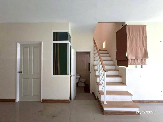 ขายบ้านเดี่ยว 2 ชั้น พร้อมสระว่ายน้ำส่วนตัว สวนสวย และบ่อปลาคราฟ ในโครงการ เศรษฐสิริ สันทราย บ้านหรูระดับพรีเมียม เหมาะสำหรับอยู่อาศัยหรือซื้อเก็บเป็นทรัพย์สินระยะยาวรายละเอียดบ้านเนื้อที่ 125 ตารางวา4 ห้องนอน5 ห้องน้ำ2 ห้องนั่งเล่น (Living Room)1 ห้องแม่บ้านสระว่ายน้ำส่วนตัวสวนส่วนตัวบ่อปลาคราฟบ้านเดี่ยว 2 ชั้น พื้นที่กว้างขวาง เป็นส่วนตัวสูงสถานที่ใกล้เคียงCen