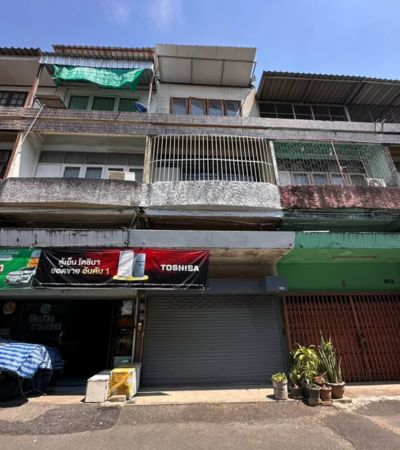 ขาย 2.19 ล้านบาท*ตึกแถว รีโนเวทใหม่ ตรงสี่แยกปอยหลวง เชียงใหม่ ติดแมคโคร.ตึกแถวสภาพสวย รีโนเวทใหม่ทั้งหลังพร้อมเข้าอยู่ / เปิดร้านได้ทันที.ทำเลดีมาก- ใกล้แยกปอยหลวง- เข้าเมืองสะดวก- เหมาะค้าขาย ทำธุรกิจ หรือปล่อยเช่า.รายละเอียด- 3 ชั้นครึ่ง- 3 ห้องนอน- 2 ห้องน้ำ- หน้าร้านกว้าง ใช้สอยคุ้ม.จุดเด่นรีโนเวทใหม่ ไม่ต้องซ่อมเพิ่ม ทำเลค้าขายได้จริง ราคานี้หาในเมืองยากแ�