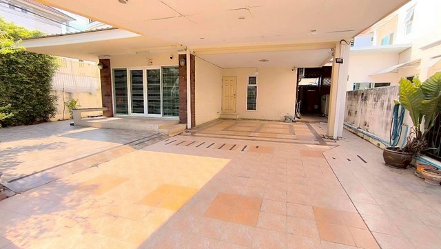 AOM 2738ด่วน ศุภาลัยวิลล์ เพชรเกษม 48 ซอยเพชรเกษม 48 แยก 16 แขวงบางด้วน เขตภาษีเจริญ กทม. ราคา 6,490,000 บาทบ้านเดี่ยวทำเลดี ใกล้รถไฟฟ้า MRT เพียง 1.5 กม.เข้าออกสะดวก หลายเส้นทางบ้านเดี่ยวแปลงมุม เนื้อที่ 58 ตารางวาพื้นที่ใช้สอย กว่า 140 ตารางเมตร3 ห้องนอน3 ห้องน้ำ1 ลีฟวิ่งแอเรีย1 ครัวใน พร้อมต่อเติมครัวนอกอย่างดีพิเศษด้วยส่วนต่อเติมเพิ่มห้องอเนกประสงค์ขั้นล่าง สามารถปรับเป็นห้�