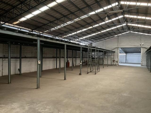 ให้เช่าโกดัง โรงงาน สมุทรสาคร ถนนเศรษฐกิจ พื้นที่ 2000 ตร.ม. พร้อมออฟฟิศ รถบรรทุกเข้าได้ ใกล้ถนนใหญ่ติดต่อ Agent คุณบัว (Bua)Tel: 093-646-4597LINE ID: Bua093ขนาดพื้นที่พื้นที่โกดัง 2,000 ตารางเมตร (ไม่รวมลานจอดรถ)พื้นที่สำนักงาน 40 ตารางเมตรราคาเช่า90 บาทต่อตารางเมตรรวม 180,000 บาทต่อเดือนเงื่อนไขสัญญาขั้นต่ำ 3 ปีรายละเอียดอาคารโกดังหรือโรงงานสำเร็จรูป พร้อมใช้งานทันทีห้องน้ำ 4 ห้องมีหม้อแปลง