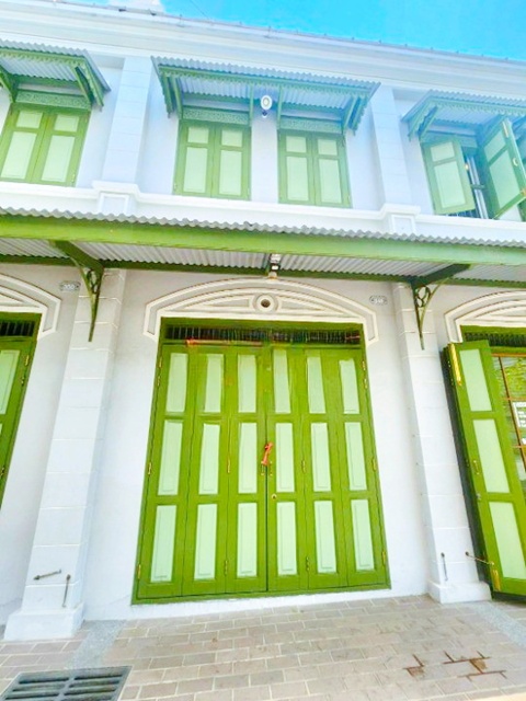 ใกล้MRT วัดมังกร 600 ม.ริมถนนเยาวราช อาคารพาณิชย์ 2.5 ชั้น รีโนเวทใหม่ สวยงาม 1 นอน 2 น้ำ  20 ตร.วา. 160 ตร.ม. 38,998 B-M. ทำเลค้าขายชั้นนำ ใจกลางเยาวราช เหมาะสำหรับธุรกิจค้าส่ง ร้านอาหาร คาเฟ่ หรือโฮสเทล รายล้อมด้วยแหล่งการค้า แหล่งท่องเที่ยวเชิงวัฒนธรรม ใกล้ตลาดสำเพ็ง 300 ม. และชุมชนขนาดใหญ่ เดินทางสะดวกตลอดวัน  เชื่อมต่อหลายเส้นทางnear MRT Wat Mangkon 600 m. on Yaowarat Road Newly renovated beautiful 1 bed 2 bath commercial building 2.5 story building 20 sq.w