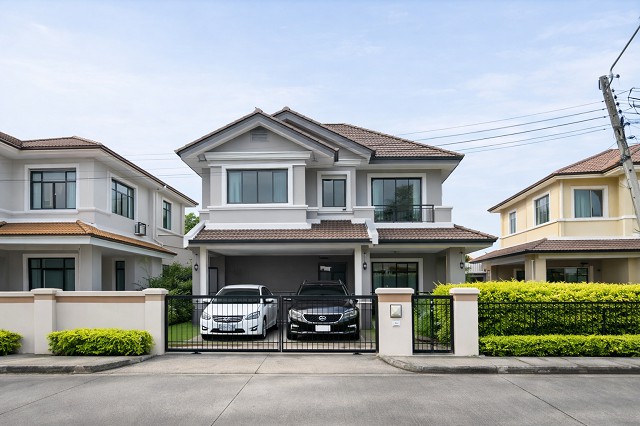 3ปีมีครั้ง หลุดจอง บ้านเดี่ยว 2 ชั้น 3-4นอน 3 น้ำ ใกล้ เดอะ พาซิโอ รามคำแหง 900 ม.สภาพใหม่ ตกแต่งครบ บรรยากาศเงียบสงบ เหมาะสำหรับอยู่อาศัย หรือโฮมออฟฟิศ 64 ตร.ว.240 ตร.ม. 31,999 B-M. ทำเลเสรีไทย สุขาภิบาล 2 แฟชั่นไอส์แลนด์ 1 กม.ใกล้ทางด่วนกาญจนาภิเษก รถไฟฟ้า เชื่อมถนนหลักได้ง่ายOnce every 3 years a booking cancellation. near The Paseo Ramkhamhaeng 900m. Two story detached house 3-4bed 3bath new condition fully furnished quiet atmosphere suitable for residence or home office land size 64 sq.wa. usable area 240 sq.m. price 31,999 B-M located on Seri Thai Road ne