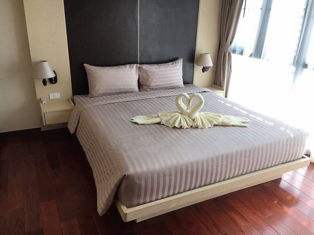 TEL : 092-288 9359 คุณดนิตาLine : https://line.me/ti/p/yxo92dHWP1สัมผัสชีวิตเหนือระดับในทำเลศักยภาพคอนโด Santara Sriracha ขนาดกว้างถึง 64 ตร.ม.1 ห้องนอน  1 ห้องน้ำ ชั้น5ตกแต่งครบ พร้อม เฟอร์นิเจอร์และเครื่องใช้ไฟฟ้าครบครันเพียงแค่หิ้วกระเป๋าเข้าอยู่ได้ทันทีสิ่งอำนวยความสะดวกภายในโครงการ :- สระว่ายน้ำ ฟิตเนส ซาวน่า- พื้นที่สีเขียวและสวนพักผ่อน- ระบบรักษาความปลอดภัย 24 ชม. พร้อมกล้องวงจรปิดจุดเด่นพิเศษ :- �