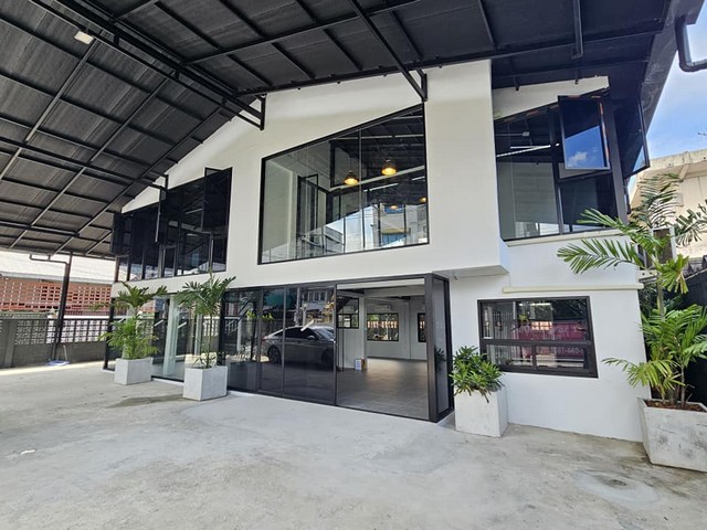 ให้เช่าโฮมออฟฟิศ 2 ชั้นสร้างใหม่ 360 ตร.ม. ย่านสุทธิสาร ลาดพร้าว64 จอดรถ 12 คัน ใกล้ BTS ลาดพร้าว83 และ MRT สุทธิสาร*** ราคาเช่า 150,000 บาท / เดือนติดต่อ::  ชยา  โทร/ID Line:: 0942823961   Link Line:: https://line.me/ti/p/3xFA1An8Kcรหัส# KO907 โฮมออฟฟิศ 2 ชั้น ย่านสุทธิสาร ลาดพร้าว ใกล้ BTS ลาดพร้าว83 และ MRT สุทธิสาร• เนื้อที่ 100 ตารางวา • พื้นที่ใช้สอย 360 ตารางเมตร • ห้องน้ำชาย - หญิง ชั้น 1 และชั้น 2 • จอดรถได้ 12 คัน• พร้อมใช้งานเลย ทำเลดี เดิ�