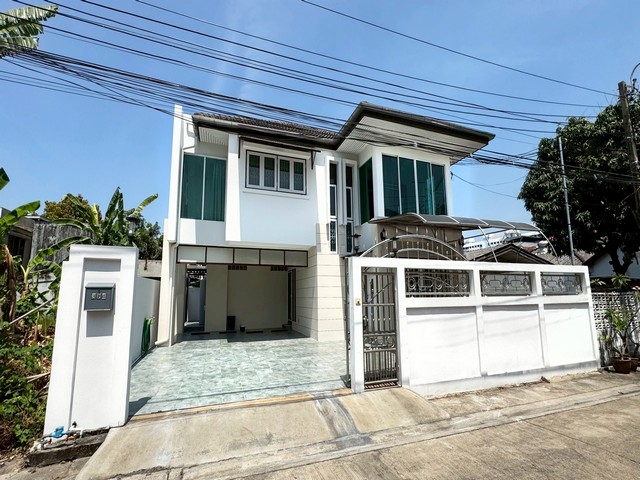 ให้เช่าบ้านเดี่ยว 2 ชั้น 54 ตรว. 4 ห้องนอน หมู่บ้านเคหะนคร 3 ซอยพัฒนาการ 50 ใกล้ทางด่วน ใกล้เอกมัยทองหล่อ *** ราคาเช่า 50,000 บาท/เดือน *** ราคาขาย 10.5 ล้านบาท ติดต่อ:: ชยา โทร/ID Line:: 0942823961   Link Line:: https://line.me/ti/p/3xFA1An8Kcรหัส# T25-933บ้านเดี่ยว 2 ชั้น หมู่บ้านเคหะนคร 3 ซอยพัฒนาการ 50 ย่านพัฒนาการ – ศรีนครินทร์ - เนื้อที่ 54 ตารางวา- พื้นที่ใช้สอย 185 ตารางเมตร- 4 ห้องนอน- 3 ห้องน้ำ- จอดรถได้ 6 คัน- เครื่องปรับอากาศ 6 เคร�